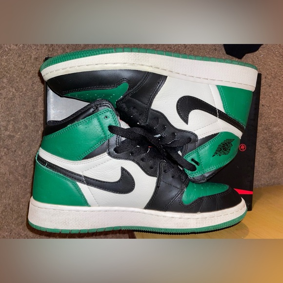 Air Jordan 1 Retro OG - Picture 2 of 6